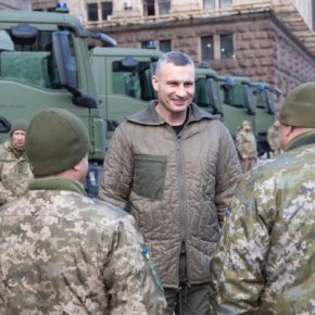 Общество Киева передало 241 бригаде 20 новых грузовых автомобилей, - Кличко