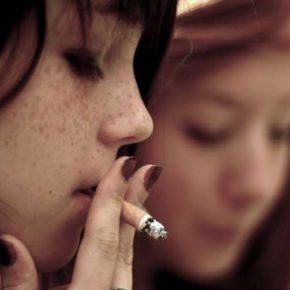 Курила на улице: на Тернопольщине судили школьницу