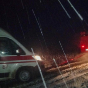 В Тернопольской области скорая съехала с дороги и попала в снежный сугроб.