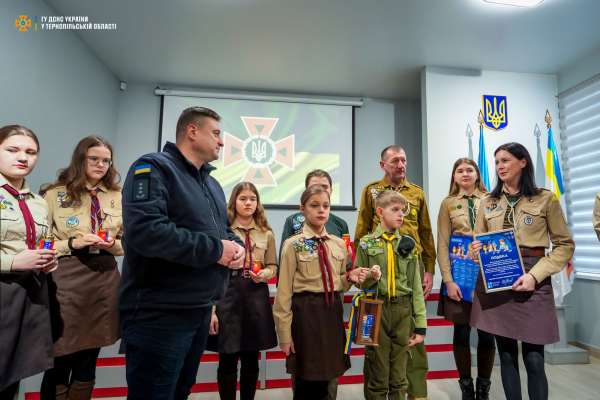 В канун Рождества пластуны принесли тернопольским спасателям /p> </p>
<p class=