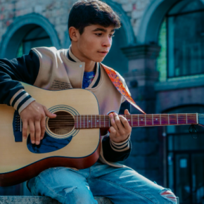 Народная звезда из Тернополя Vova Cigan покоряет соцсети новой песней «Домой»