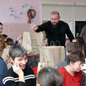 Тернопольская областная организация ветеранов войны с рождественскими подарками посетила детский дом в селе Петриков