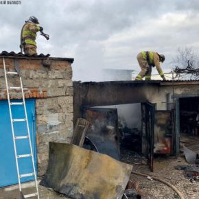 В Кременце сгорел гараж и автомобиль