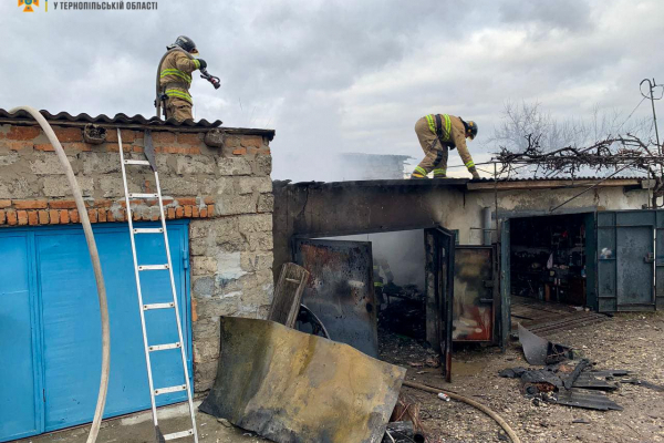 В Кременце сгорел гараж и автомобиль