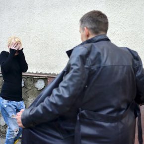 В селе возле Тернополя мужчина придирался к несовершеннолетним девушкам и показывал половой орган