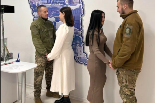 В Тернополе двое братьев военнослужащих поженились в День ВСУ