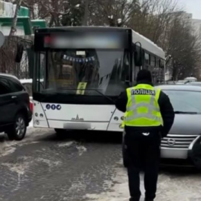 Образовалась пробка: в центре Тернополя из-за припаркованных автомобилей не смог проехать автобус с пассажирами