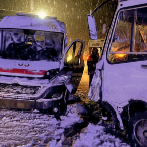 Столкнулись скорая и рейсовый автобус: в Тернопольской области спасали фельдшерку