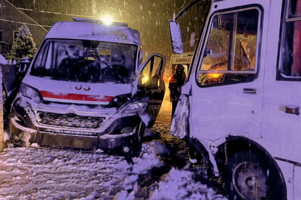 Столкнулись скорая и рейсовый автобус: на Тернопольщине спасали фельдшерку