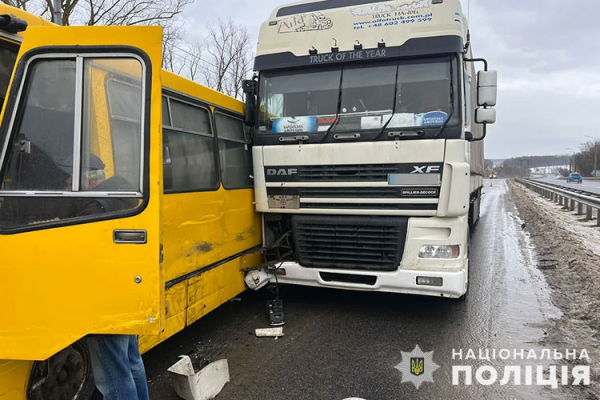 У Тернополя столкнулись два грузовика и рейсовый автобус: много травмированных