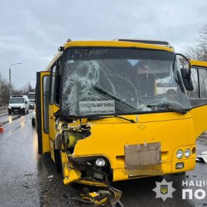 Возле Тернополя столкнулись два грузовика и рейсовый автобус: много травмированных