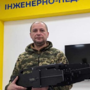 Доцент ТНПУ, военный Валерий Панченко получил от родного вуза антидронное ружье