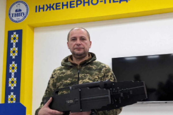 Доцент ТНПУ, военный Валерий Панченко получил от родного вуза антидронное ружье