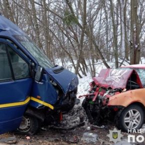 ДТП возле Шумска: столкнулись микроавтобус и легковое авто