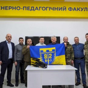 Инженерно-конструкторская группа ТНПУ передала антидронное ружье своему доценту, а ныне защитнику Украины