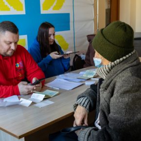 Одеяла и электропростыни раздают в тернопольском «Каритасе» малозащищенным пенсионерам