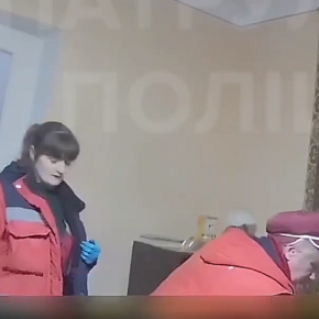 Лежит и не двигается: в Тернополе медики с копнами спасали мужчину с признаками инсульта