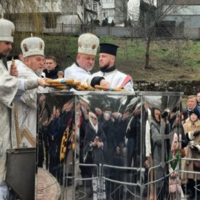 На набережной Тернопольского пруда освятили воду по случаю Крещения