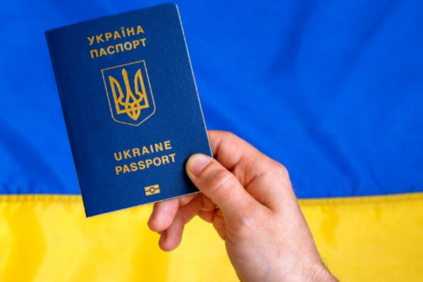 На Тернопольщине женщина получила паспорт Украины в 52 года