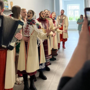 Студенты Классического университета Тернополя с колядками и подарками посетили раненых защитников