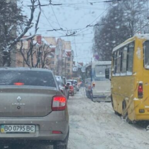 Тернополь остановился: из-за нерасчищенных дорог в городе длинные пробки и много аварий