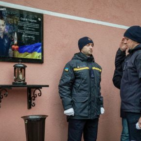 В Тернополе установили памятную доску в честь погибшего спасателя, разминируя Харьковщину