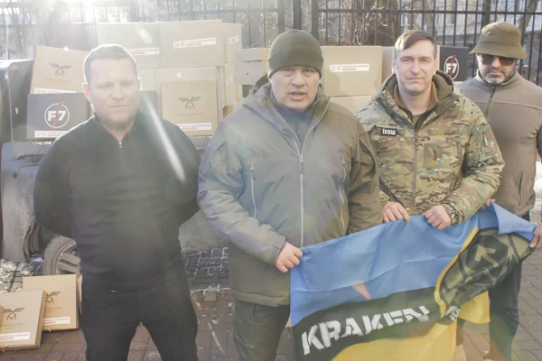 «Украинская команда» передала разведчикам подразделения «Kraken» партию дронов и теплые наборы