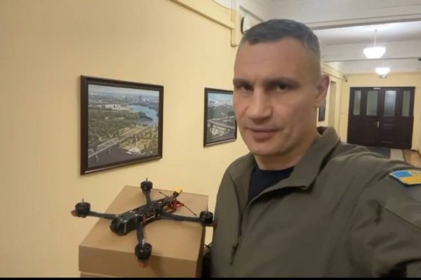  В день основания бригады Кличко передал бойцам 42 ОМБр партию дронов