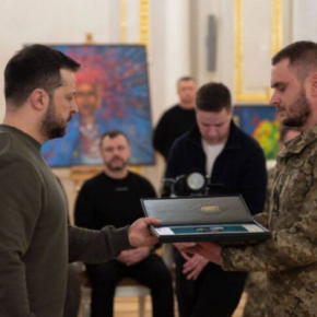 «Крест боевых заслуг»: Президент Украины наградил орденом артиллериста из Тернопольщины