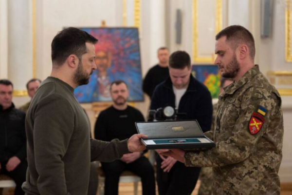 «Крест боевых заслуг»: Президент Украины наградил орденом артиллериста из Тернопольщины