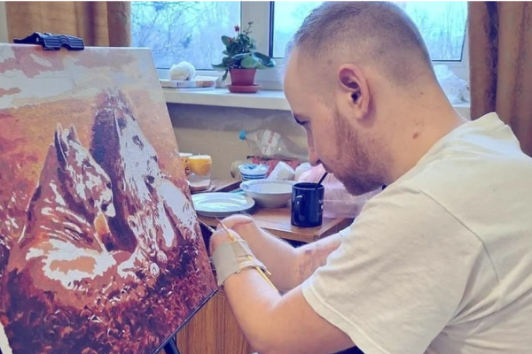  Молодой тернопольский военнослужащий потерял кисти рук на войне и рисует картины