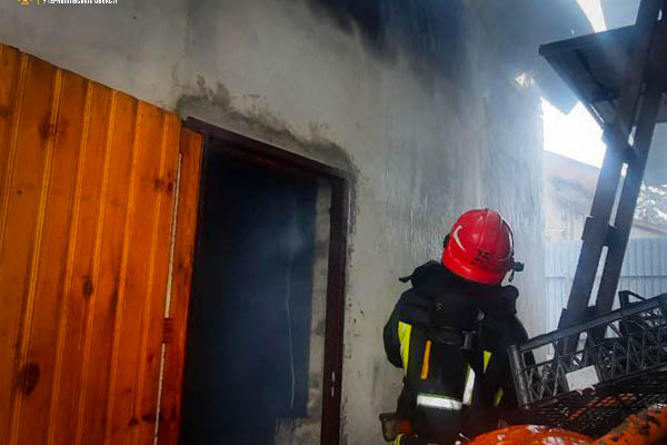 На Тернопольщине в пожаре горели гараж, автомобиль, мельница и зерно