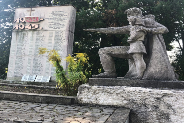 На Тернопольщине есть община, где до сих пор не декоммунизировали 9 советских памятников