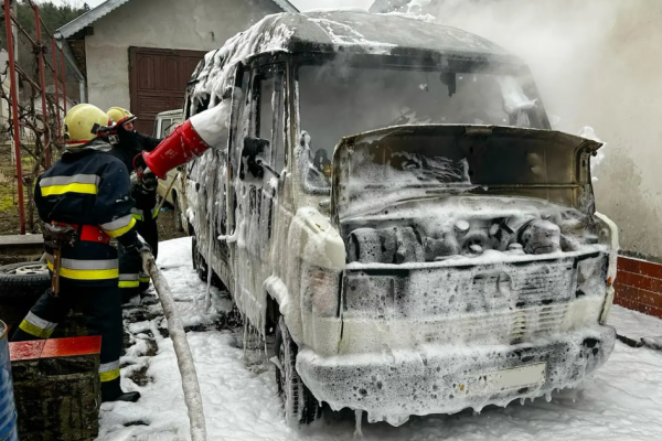 Пожар на Тернопольщине : во дворе дома сгорел автомобиль