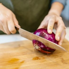 Резал лук и ударил ножом товарища: резня в Тернополе завершилась реанимацией