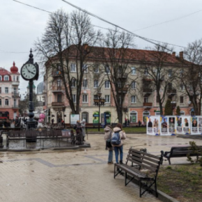 В центре Тернополя установили кубы с портретами павших Героев