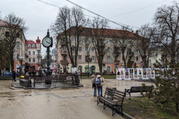 В центре Тернополя установили кубы с портретами павших Героев