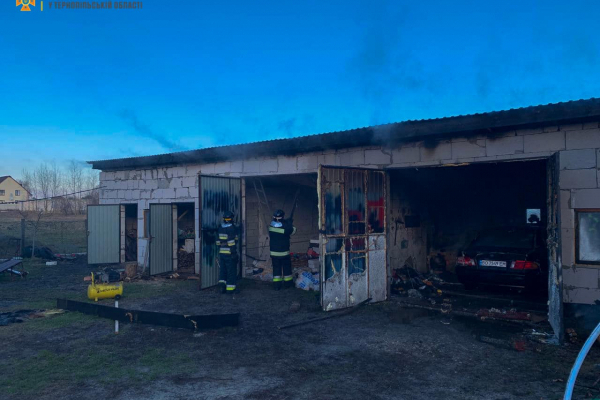 В селе на Тернопольщине горели гаражи