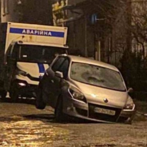 В Тернополе на проезжей части улицы авто застряло в яме