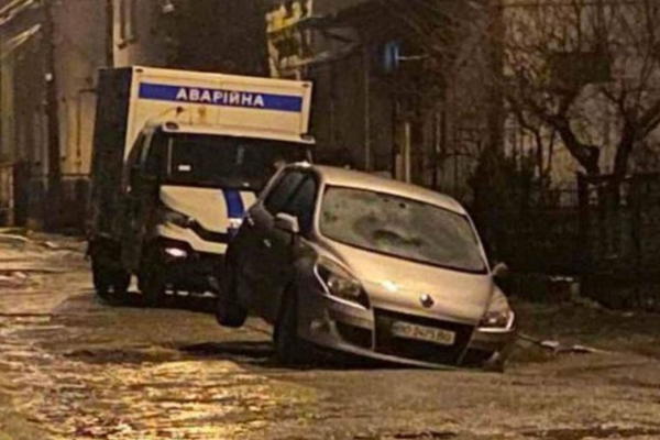 В Тернополе на проезжей части улицы авто застряло в яме