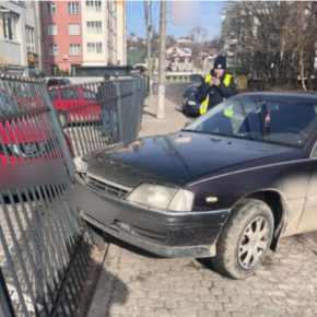 В Тернополе пьяный водитель наехал на металлическое ограждение и скрылся с места ДТП