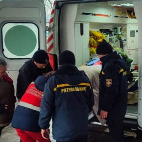 В Тернополе спасатели освобождали из закрытой квартиры женщину, у которой произошел инсульт