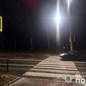 В Тернополе водитель сбил велосипед-коляску с двухлетним ребенком: розыск