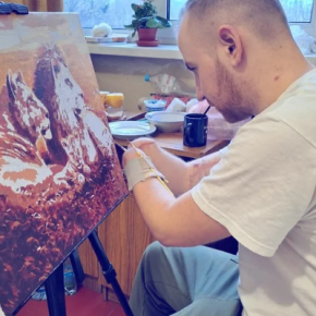 Воин из Тернополя, потерявший на войне кисти обеих рук, рисует удивительные картины.