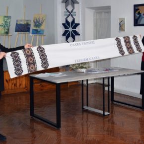 Жители Тернопольщины вышивают «Полотенце воли» Жители Тернопольщины вышивают «Полотенце воли»