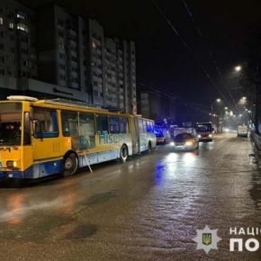 Экстренное торможение: в Тернополе в троллейбусе травмировалась кондукторша