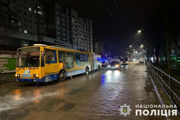 Экстренное торможение: в Тернополе в троллейбусе травмировалась кондукторша