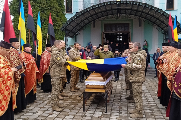Плачет все общество: на Тернопольщине похоронили защитника Василия Короленко