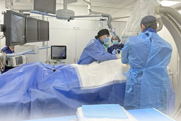 В Черткове в больнице впервые имплантировали в сердце трехкамерный кардиовертер-дефибриллятор