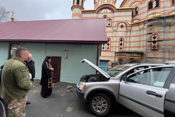 В Тернополе митрополит Нестор освятил машину для одного из подразделений ВСУ